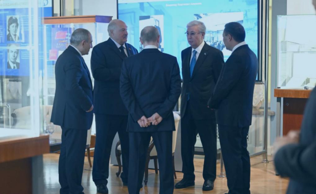 就在刚刚12月22日，普京背手而立，与刚从日本赶来的哈萨克斯坦总统、吉尔吉斯