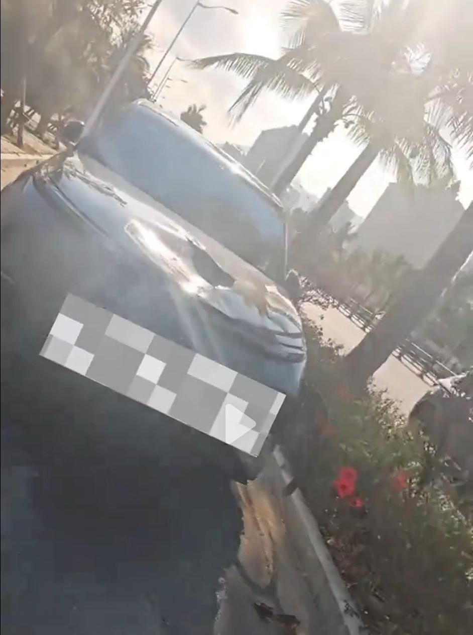 海南，一男子骑车时发现一辆车子违停在非机动车道上，本来还一身的怨气，可走到前面时