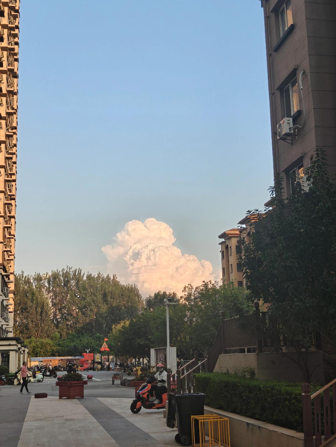 非常漂亮的云。云彩收藏家好看的云朵图片日漫天空城市上空的云