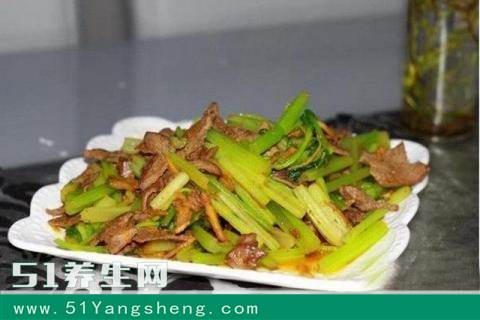 芹菜别再炒肉丝了, 加它一起炒好吃到爆, 常吃还能补肝明目, 清心安神!