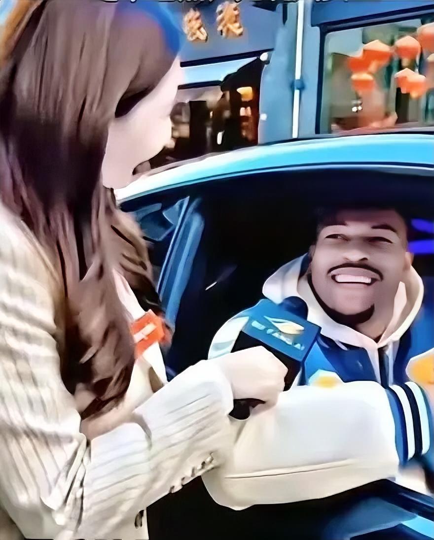 网上传爆了，大家都来看看这外国留学生是怎么说的。他说这台车是他孙子给的奖学金买的