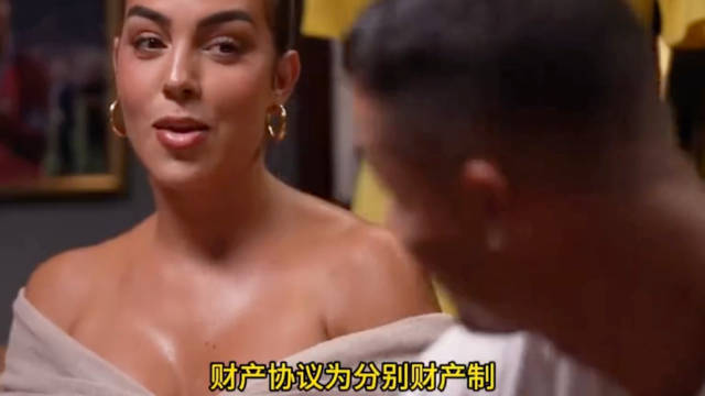 C罗婚礼现场照Vogue独家公开的现场照中，C罗身着深色西装，乔治娜一袭白纱，
