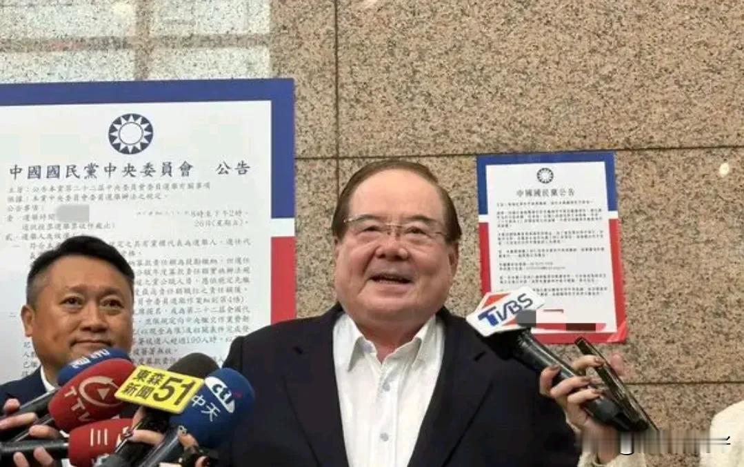 李乾龙走上前台替郑丽文回应蓝营内部侯友谊等人质疑从开始竞选开始就一直被绿营抹