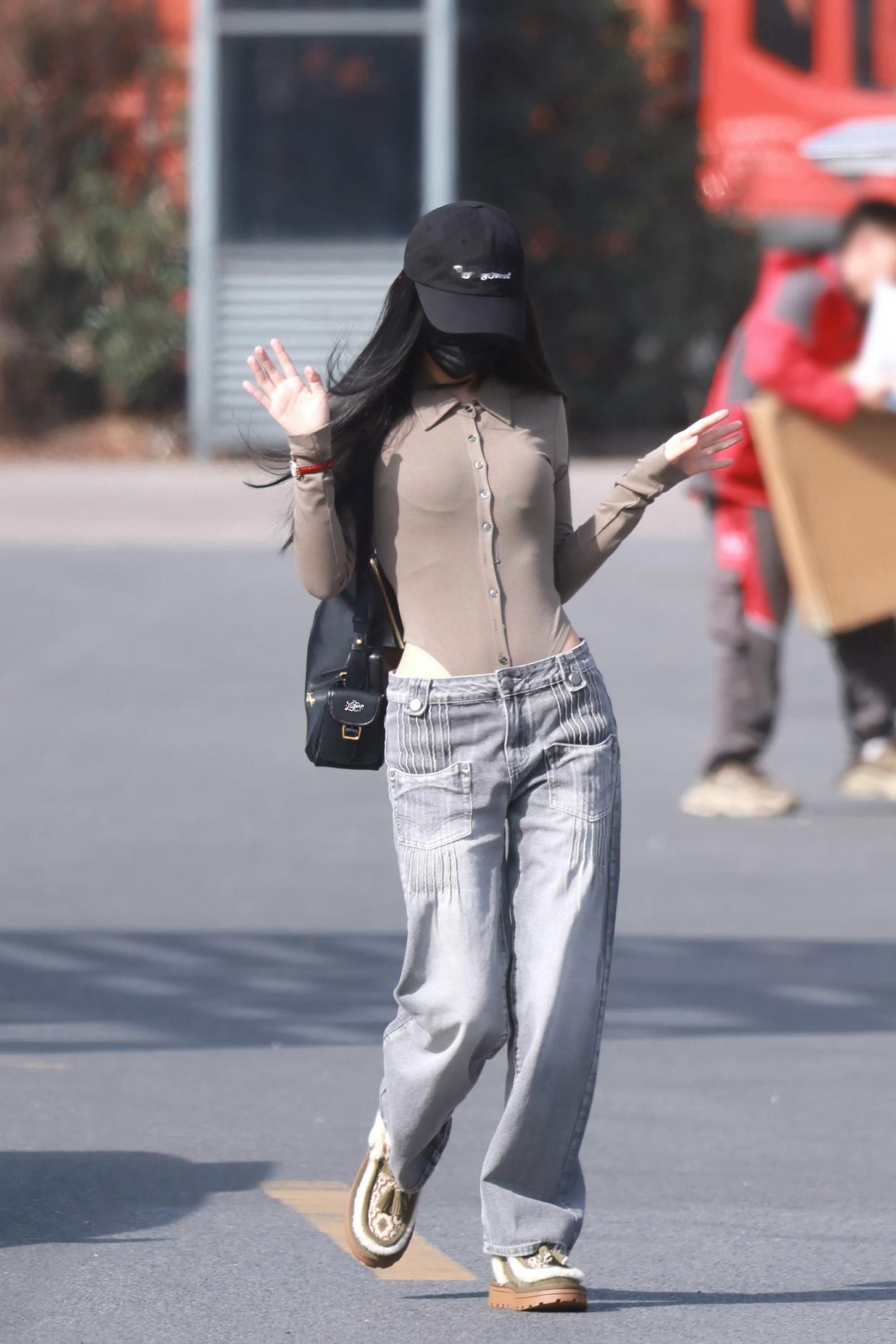 书欣的腰….🥵❤️🔥虞书欣辣妹连体衣