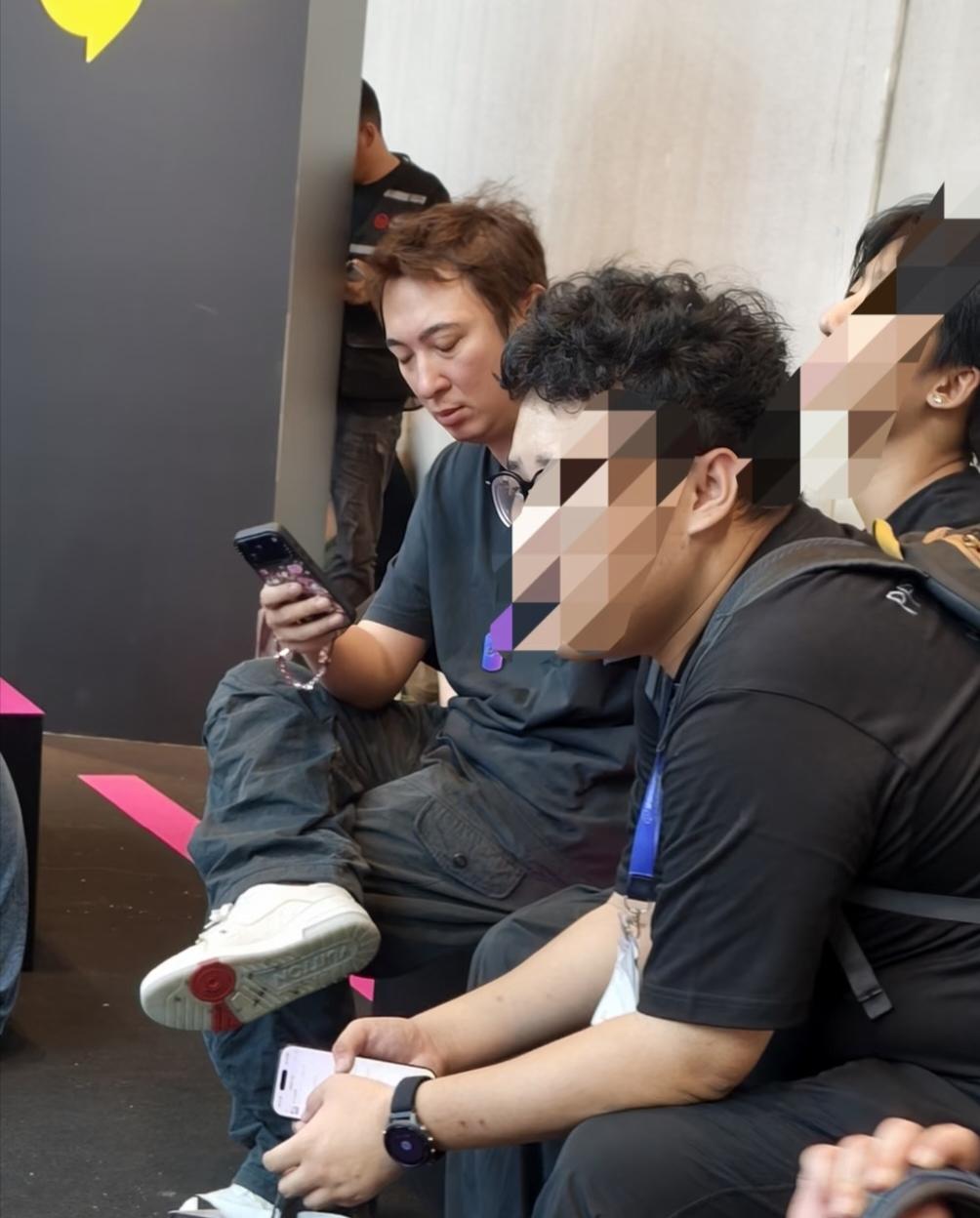 38岁王思聪在德国看游戏展览被偶遇，他穿着一身黑衣，身材微胖，双下巴明显，个子不