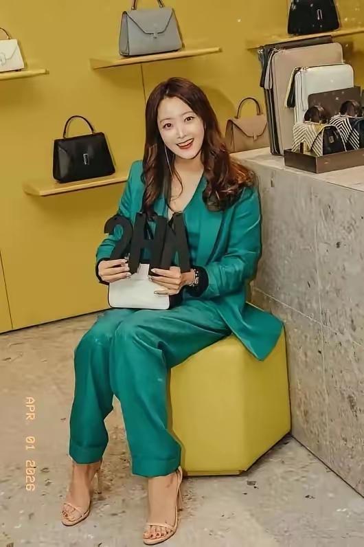 韩国顶级女演员，模特，主持人，金喜善。不老的女神。