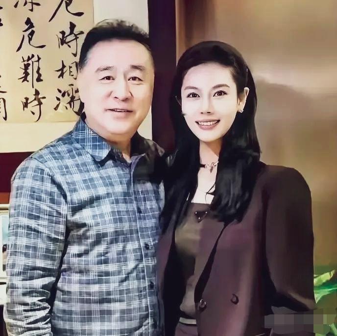 原《新闻联播》的主持人张宏民与朋友合影留念。照片中的张宏民身穿蓝白格子上衣，身材