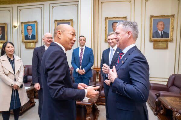 台湾省“立法院长”韩国瑜今天接见美国联邦参议员班克斯一行。韩国瑜表示，他将尽力协