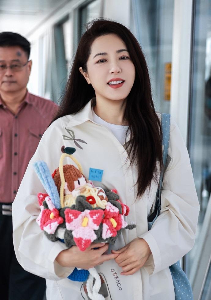 最近曾黎现身机场，她这次搭配的很显年轻，看上去非常的时尚，真的好迷人。曾黎里