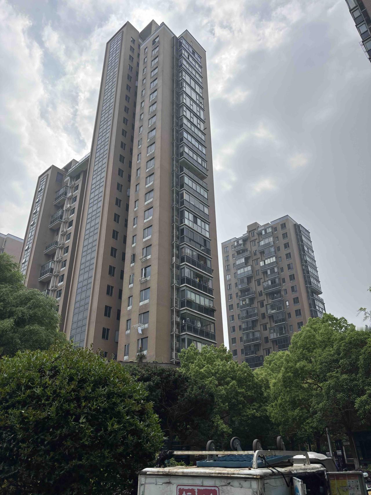 一个亲戚买房有平台情结，他在杭州买房就要买有平台的房子。因为他在老家的房子就有一