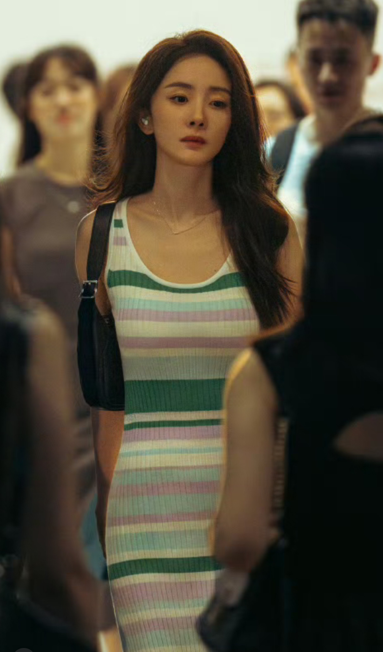 杨幂不知道我的身材很曼妙杨幂惊蛰无声物料里面的裙子本来长图一这个样子