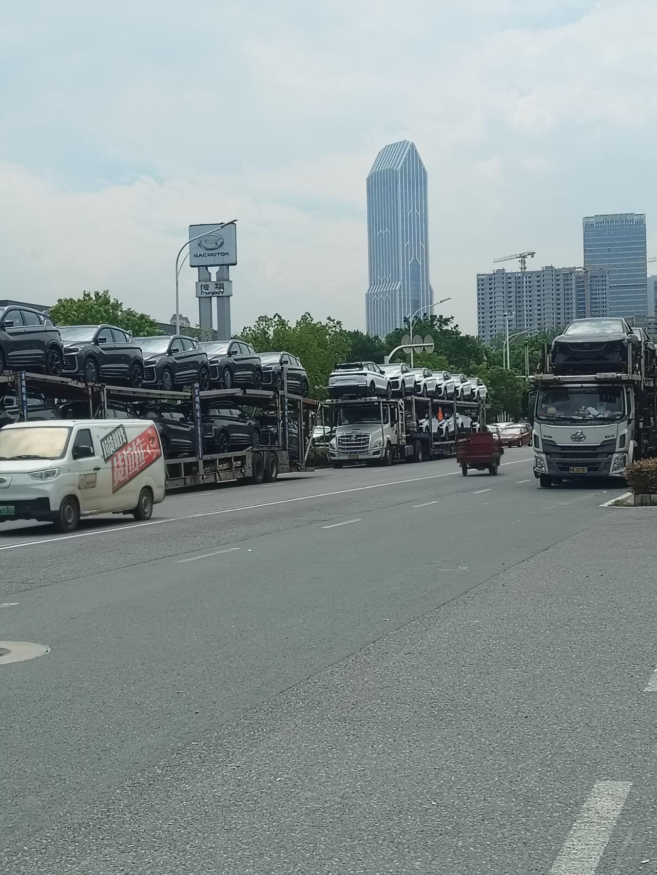 为什么这么多二手小轿车运往武汉经销在武汉东西湖区有个金银潭医院，医院的对面