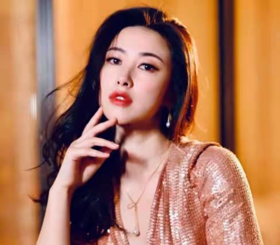 朱珠出身顶级家世，爷爷是开国少将，父亲是商界大佬，情史亮眼，曾与音乐才子李泉、法