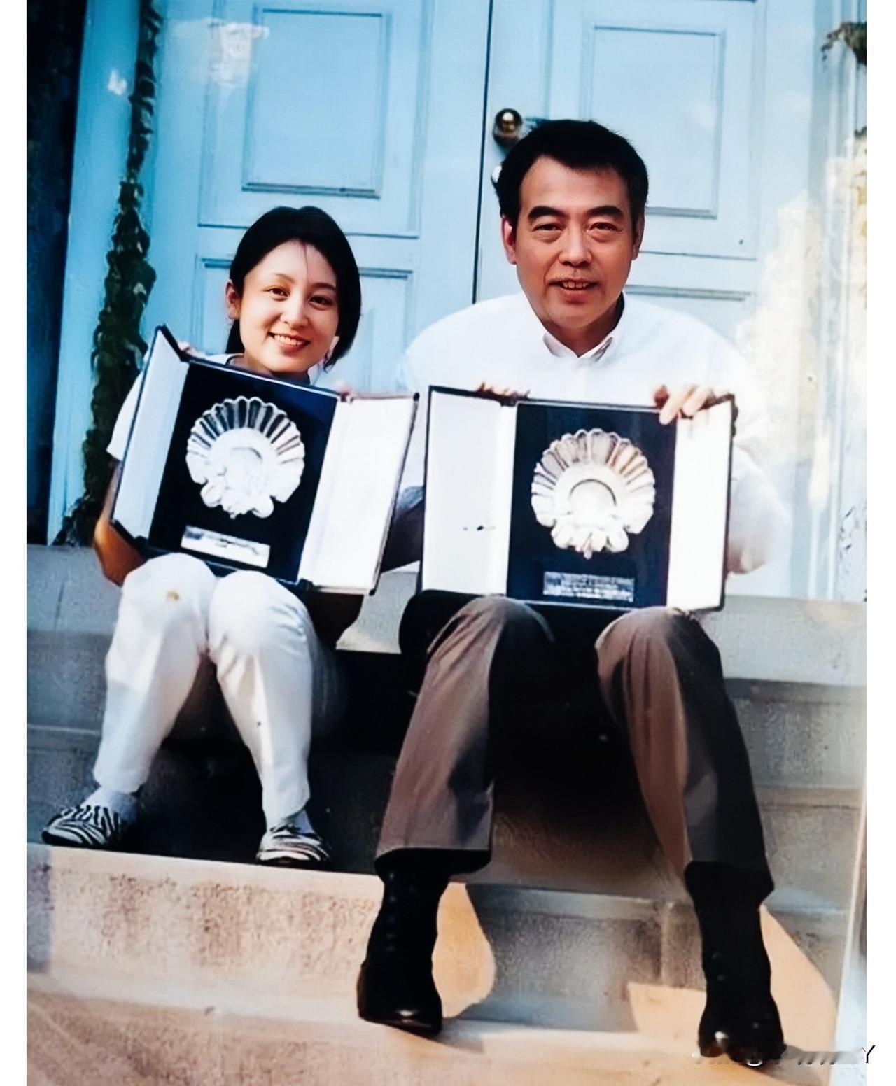 这是1994年陈红与陈凯歌热恋时期的一张合影，大家看看吧！彼时26岁的陈红美貌绝