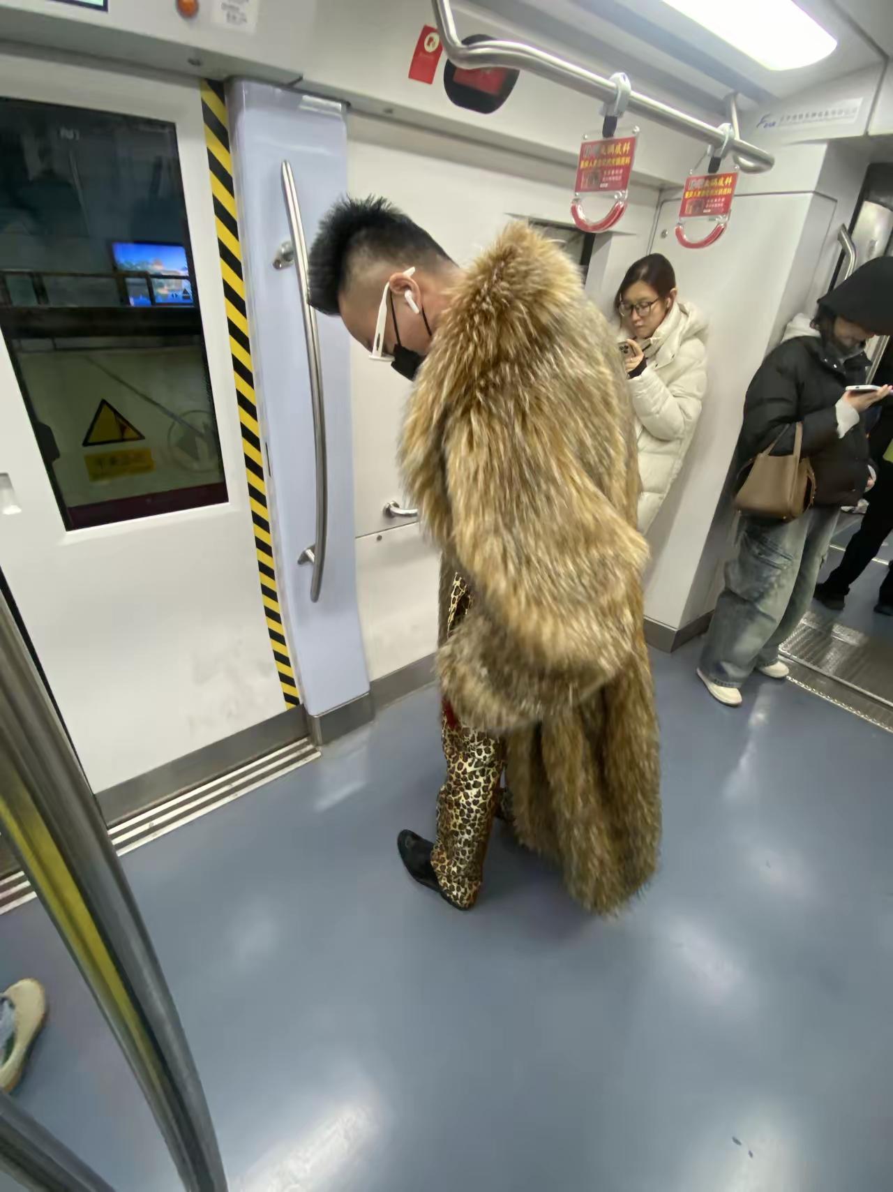 今儿在北京地铁2号线，算是开眼了。车厢里，一位大哥的造型，直接让周围空气都安