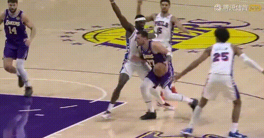 完！东契奇大腿拉伤退赛。图1：2节后段对抗后摸着左脚，疑似后侧掴绳肌受伤。没对