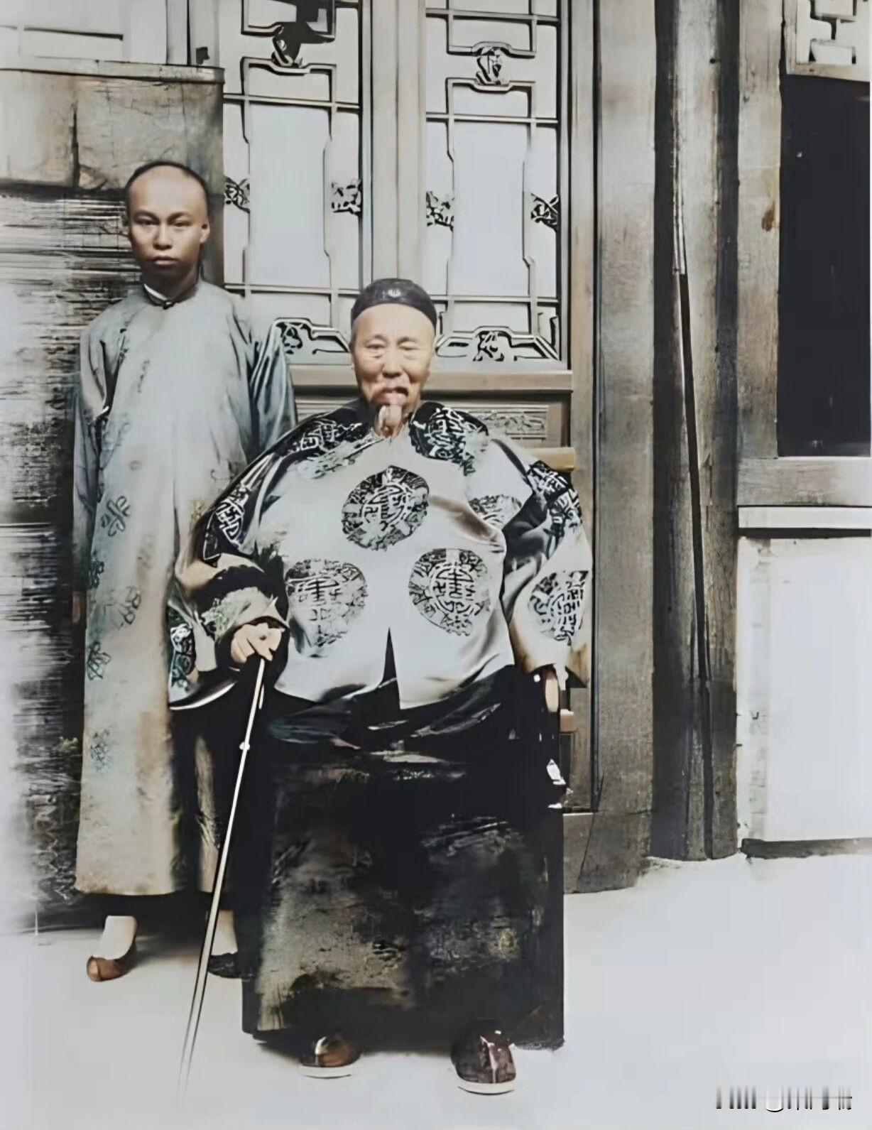 照片是李鸿章和他的儿子李经迈的合影，由于李鸿章晚年才得子，父子俩的年龄差距很大，