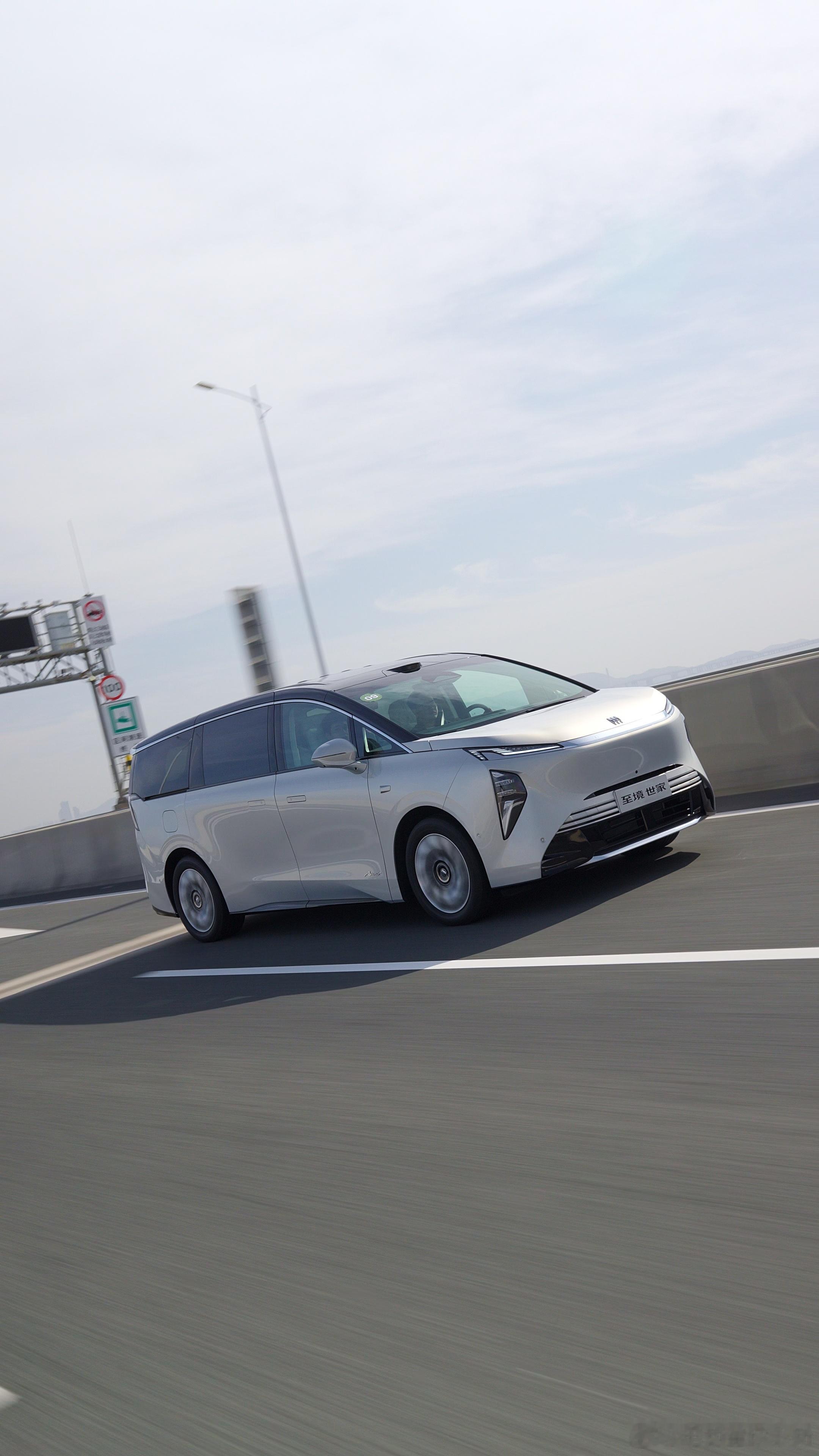 别克至境世家正式上市了，43.99-46.99万元的售价，可以说刚好抓住了奔驰V