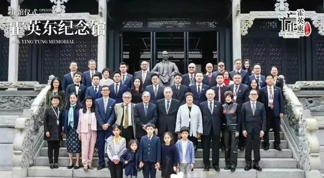 霍家大家庭全家福，可见郭晶晶在霍家的大嫂位置难以撼动，而且三个孩子也是C位！