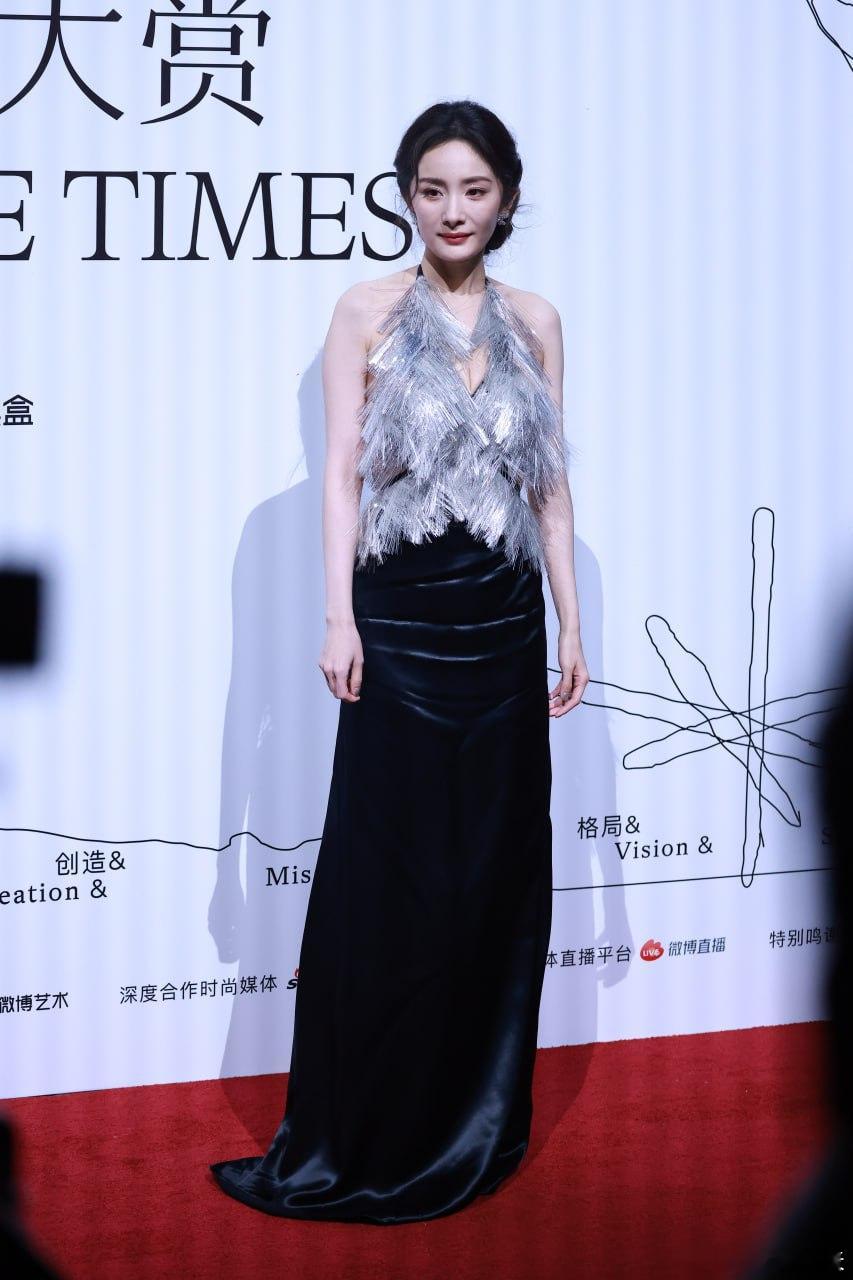 杨幂栩栩华生时尚文化大赏生图，性感深V挤奶一条好缝超清面部
