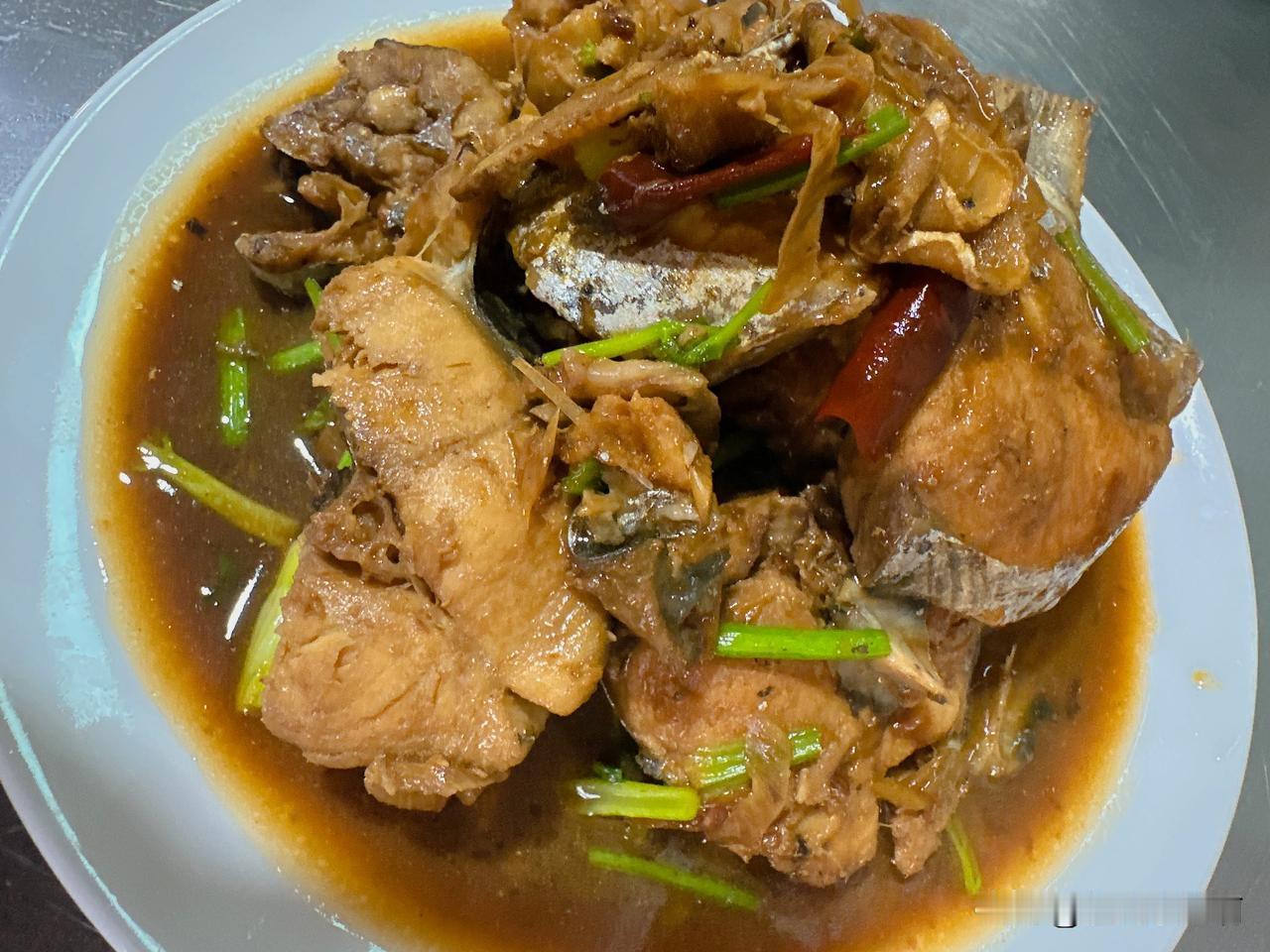 红烧鲅鱼鸡蛋虾酱腌蒜薹熬了一点粥为了省钱我们家改为每天1-2顿饭了。哈