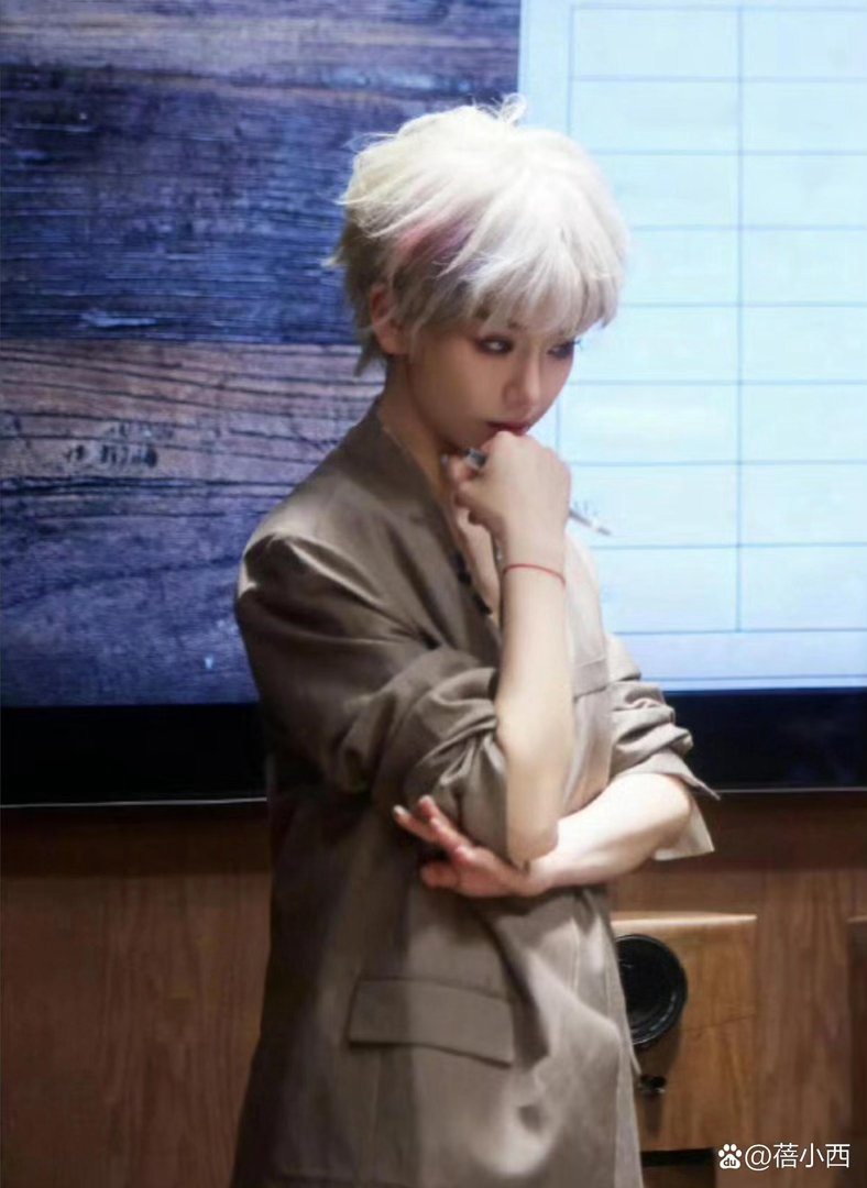 戚薇剪短发后气质直接大变！西装搭配印花裙又酷又洋气，颜值飙升像换了个人～