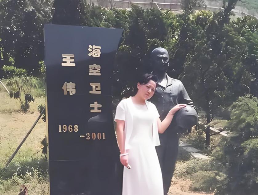 4月1日的约定：王伟烈士遗孀阮国琴，25年风雨无阻扫墓，上校军衔，终身未再嫁。