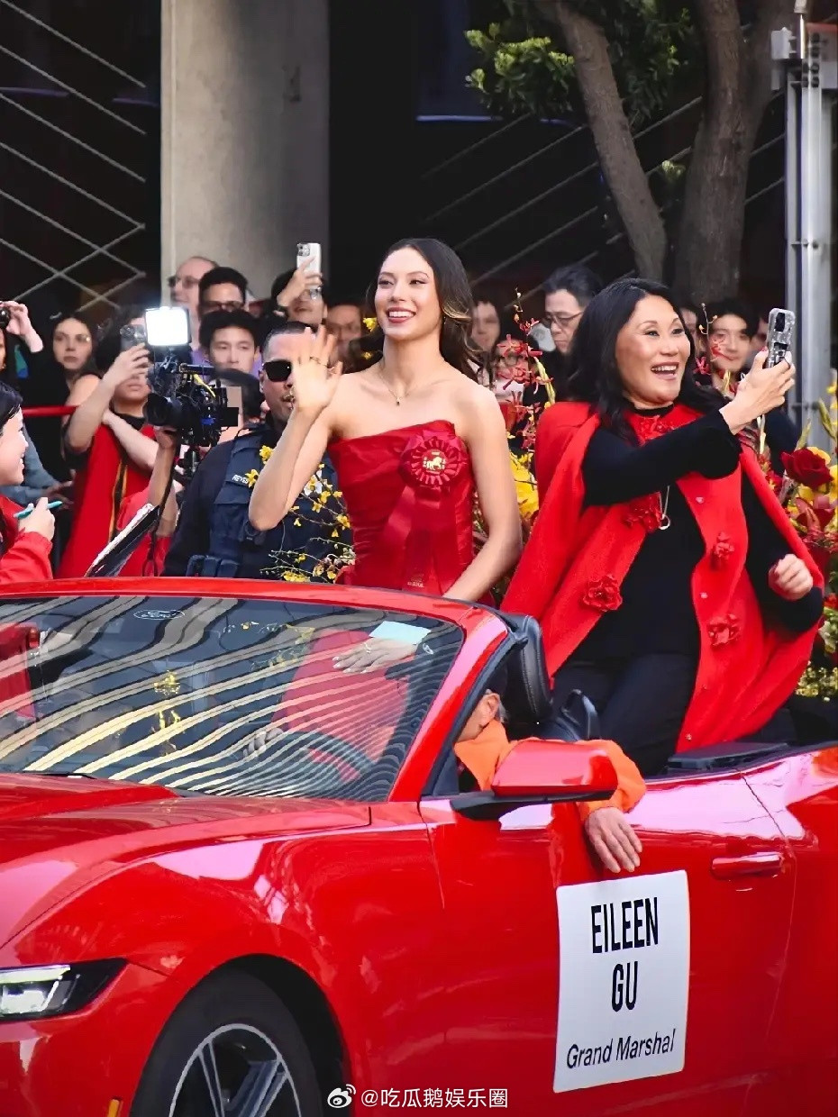 谷爱凌和妈妈现身唐人街，参加春节花车游行！她真的好威风啊，现场还有各种花车、舞龙