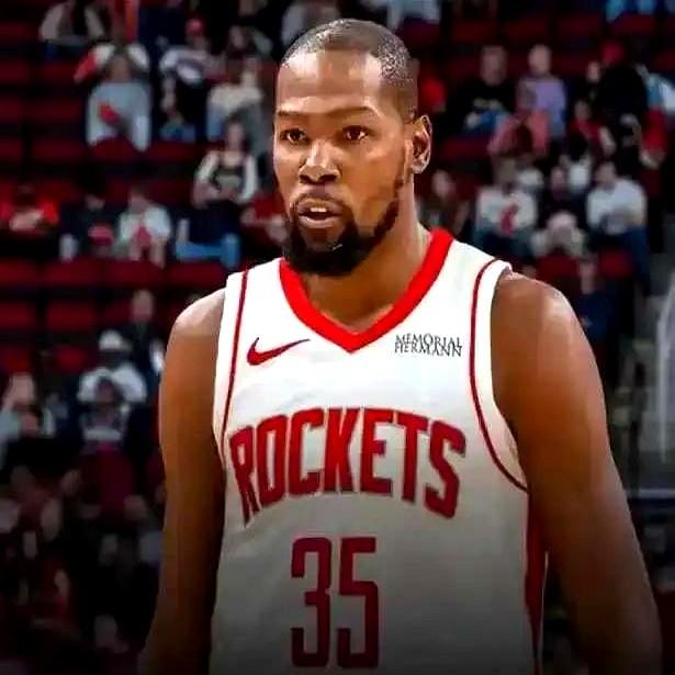 别再用老一套的眼光看领袖了。杜兰特就不是那种捶胸顿足、大吼大叫的队长。太阳队