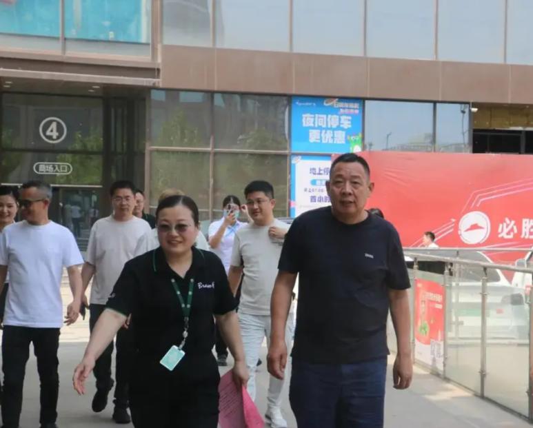 于东来又被群而攻之了！胖东来真的是被拿放大镜看，从表态西贝预制菜开始，到12