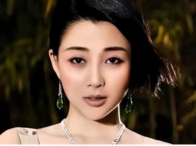 2009年的殷桃，其实正站在一个挺微妙的路口。网上后来给她编出了不少故事，什么饭