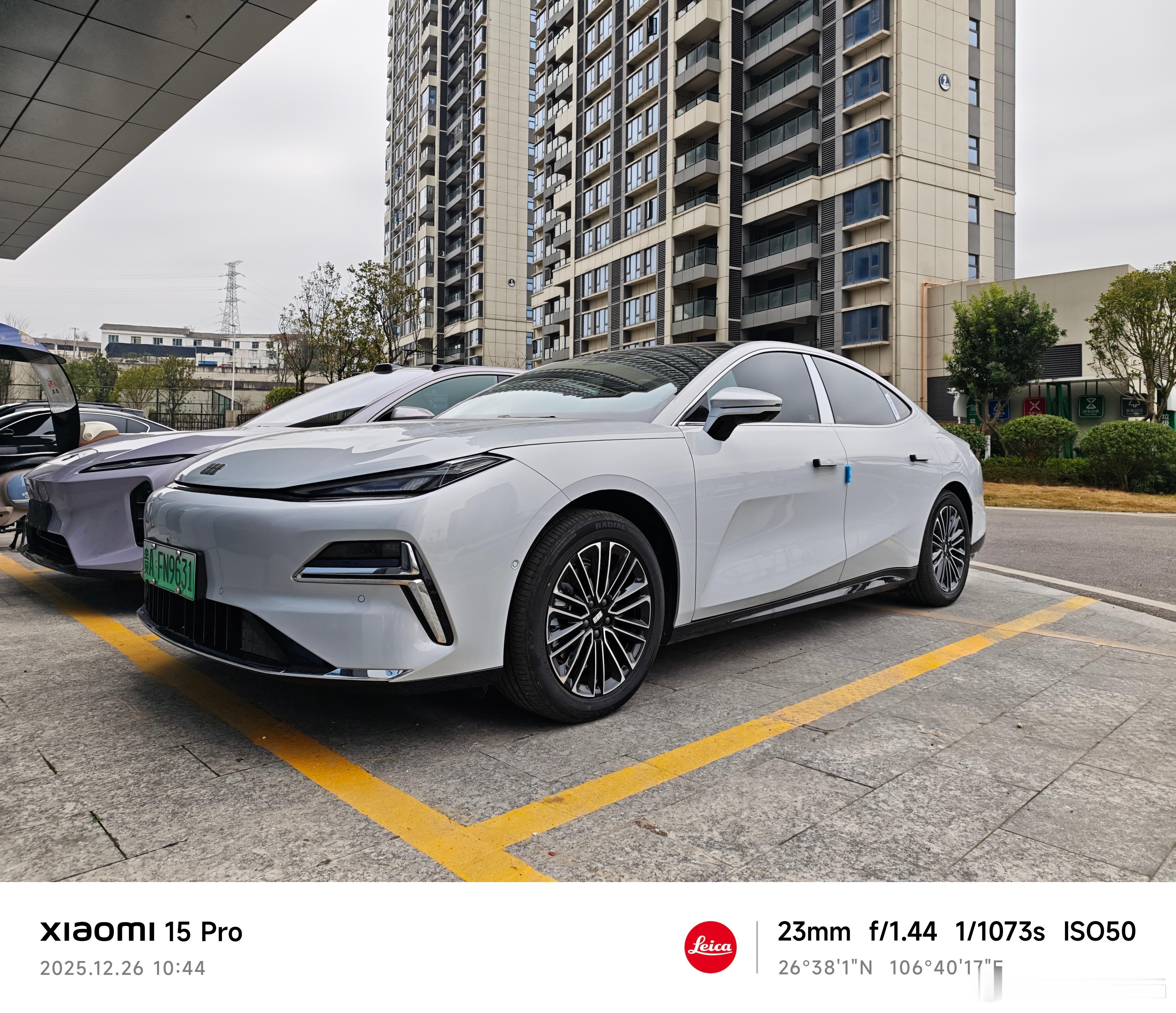 今天开一台全新的只有二十几公里的吉利银河星耀8