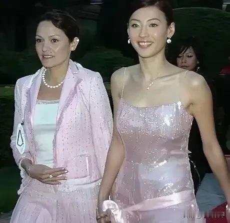 张柏芝和她的爸爸妈妈，感觉她也是中了基因彩票呢！张柏芝的爸爸张仁勇年轻时混迹江湖