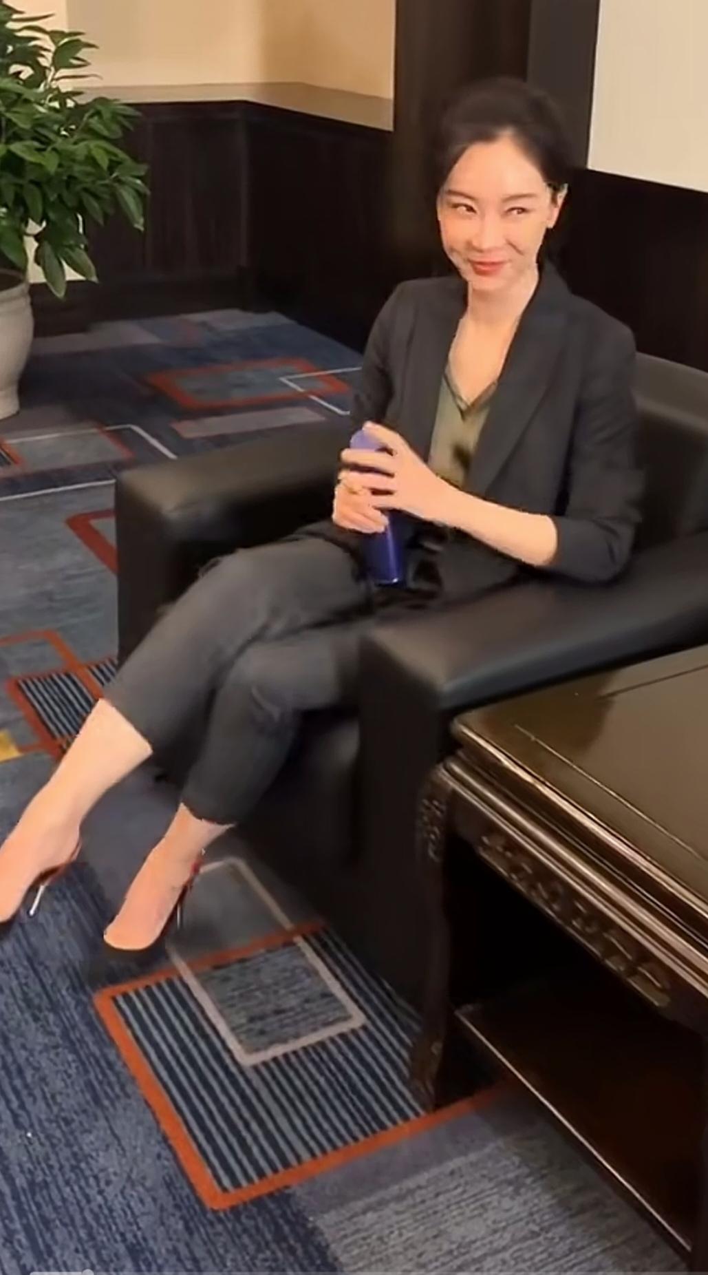 陈数，这眼神有点拉丝了。