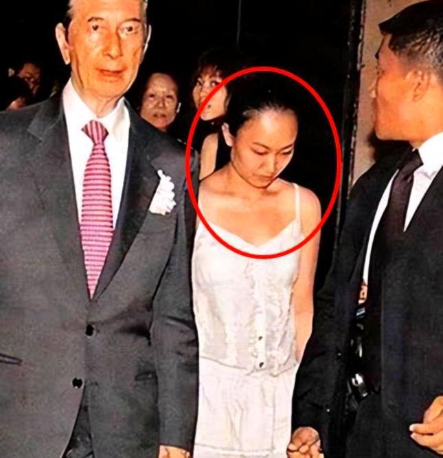 2007年，85岁的赌王突发中风住院治疗，一位相貌平平的小护士邓咏诗主动请缨照料