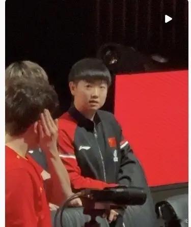 孙颖莎的情商有多高！今天梁靖崑单打交手，1比2输给菲利克斯·勒布伦。他输了挺懊恼