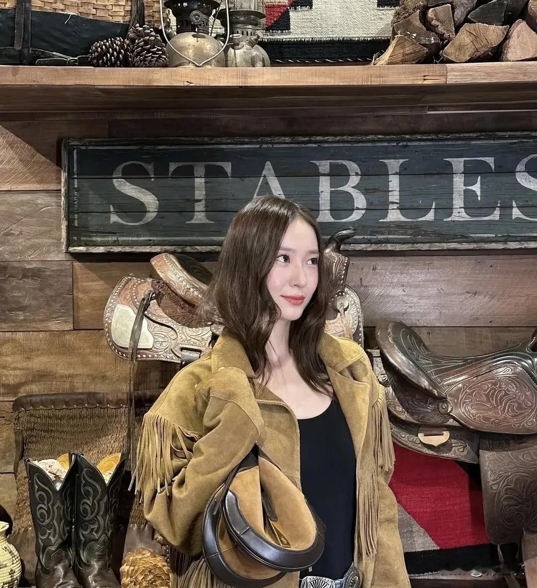 郑秀晶年收入千万肯定有的吧，因为秀晶每年都有好几个代言，有的还是全球，代言质量也