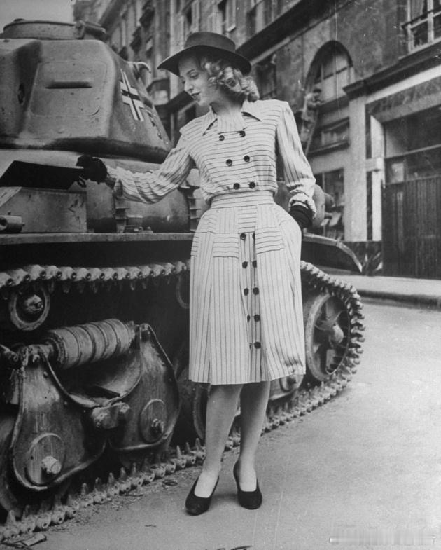 1944年法国巴黎街头打扮时尚的女孩