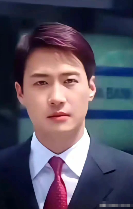 他是九十年代单眼皮男明星里最帅的男演员，没有之一。这颜值，这西装笔挺的造型，谁看