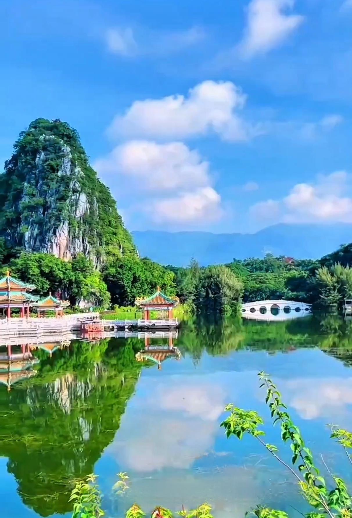 七座喀斯特岩峰如北斗散落，平嵌于600公顷星湖碧波之上，湖堤分五湖，山环水绕。