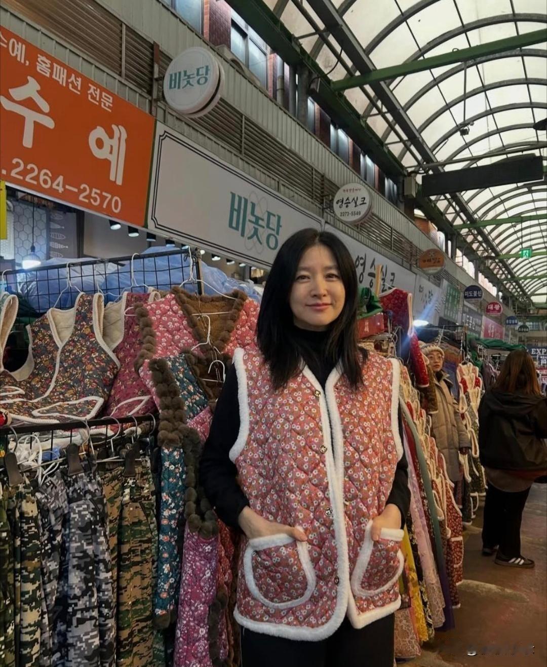 55岁的李英爱，一个人跑去逛菜市场，还在‎‎平价‏‌店里‍挑‏‌‌了件花‎棉‏‌