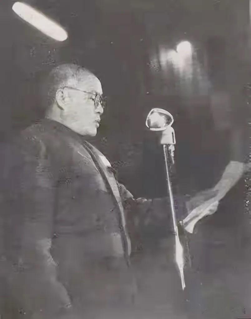 1951年1月15日，军事学院院长刘伯承在南京军事学院成立典礼上致词时的照片。此