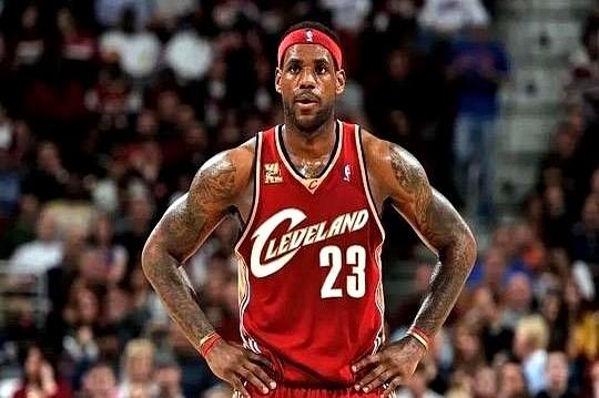 现在NBA球员都快觉得詹姆斯是第一了。以前大家都默认，乔丹第一，勒布朗第二，