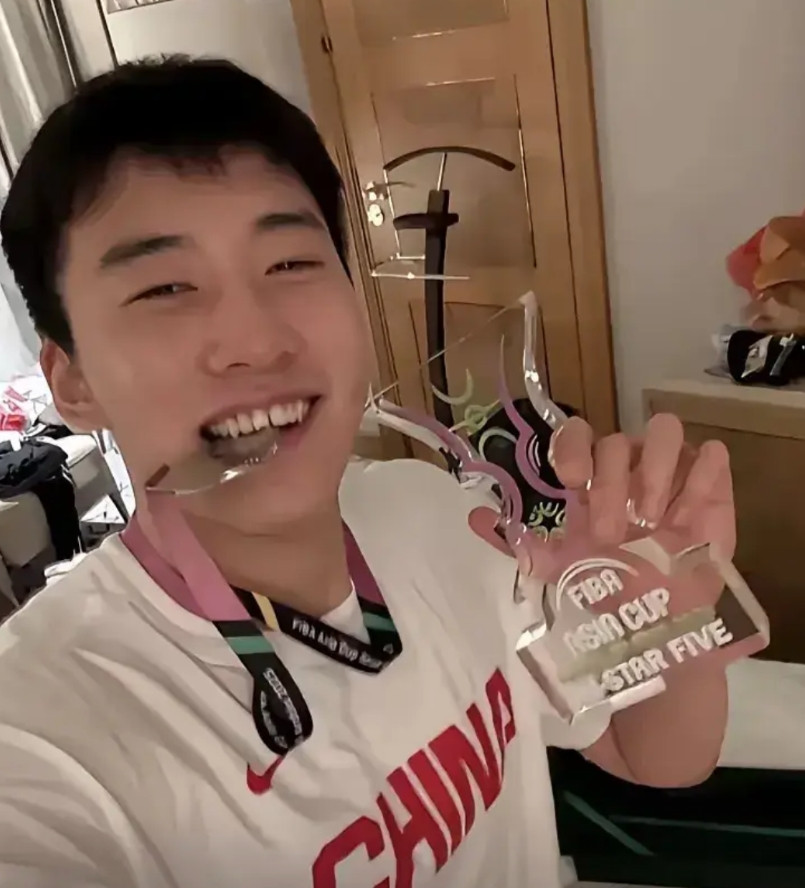 王俊杰一个爱哭更爱笑的徐州大男孩，半决赛看新西兰球员表演的毛利战舞他露出好奇而鄙