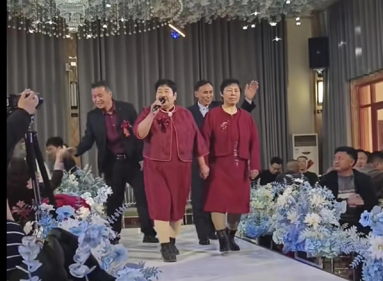 不是人人都适宜上台表演的！刚刚看到一个视频，是一场兴高采烈的婚礼现场，亲家两