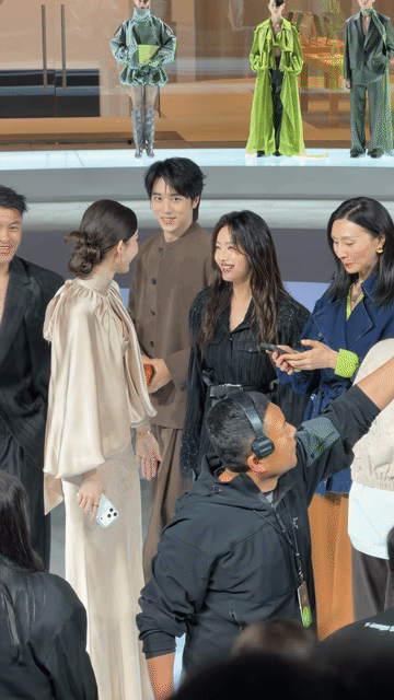 蔡文静已经够美了，没想到站在娜扎面前还是略显普通了，她这套衣服选的特别不好，显得