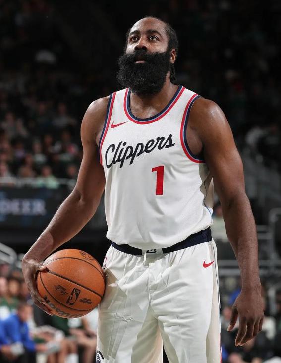 詹姆斯-哈登按照目前这个状态打下去，生涯总得分极有可能最终会定格在第五位！好巧不