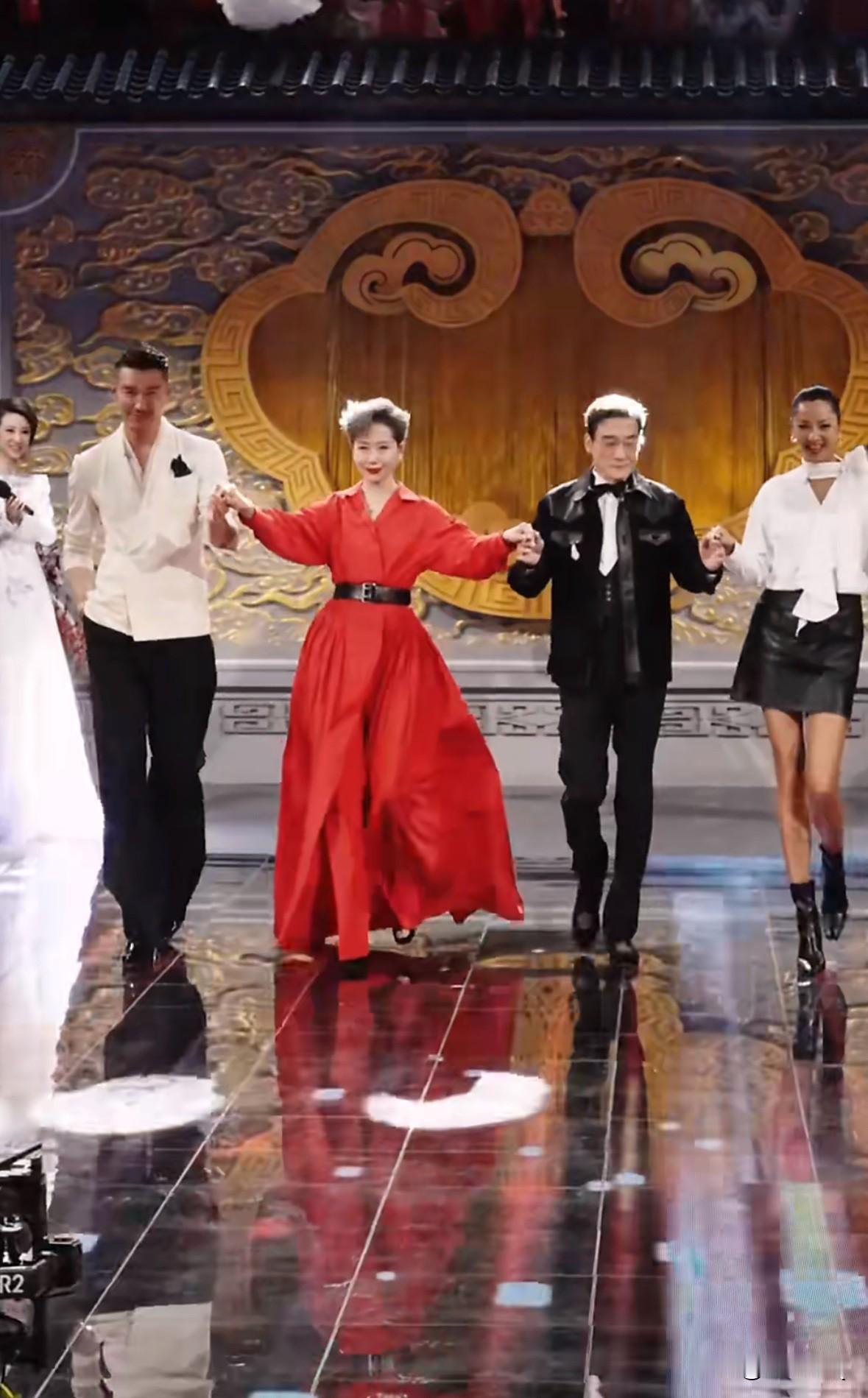 我是真没想到63岁的叶童状态这么好，和胡兵瞿颖这样的模特一起登台，她的仪态、台风