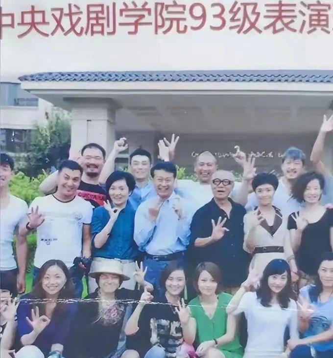 中央戏剧学院93级表演系学生毕业合照，谁能认出朱媛媛？我就佩服你！