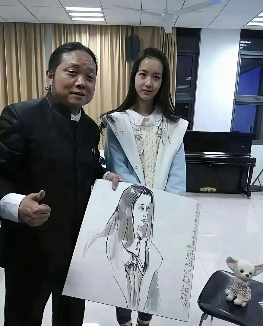 陈都‎⁠灵大‏⁠学时‎⁠⁠期不﻿愧是校花，素⁠﻿颜状⁠态⁠直接秒杀‎一‎大片。
